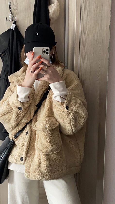 Brown Teddy Jacket Outfit, Teddy Coat Street Style, Teddy Jacket Outfit, Teddy Coat Outfit, Coat Street Style, Japan Outfit, Europe Outfits, Beige Outfit, Denim T Shirt