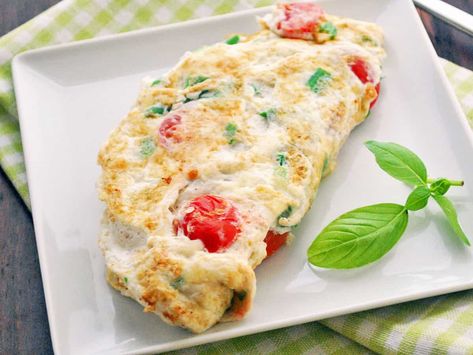 Fluffy Egg White Omelette - Healthy Recipes Blog Egg White Breakfast Recipes, Omelette Healthy, Healthy Omelette, Egg White Omelette, Egg White Recipes, Cholesterol Recipes, Easy Egg Recipes, Omelets Recipe, Omelette Recipe