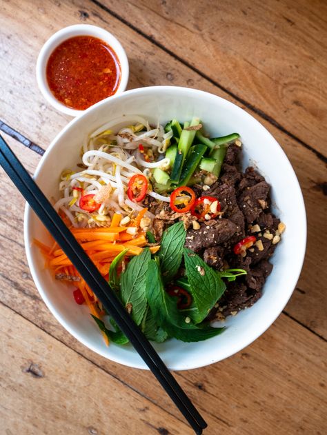 Grilled Vietnamese Beef Noodle Salad — Derek Lau Vietnamese Beef Noodle Bowl, Vietnamese Beef Noodle Salad, Vietnamese Bbq Beef, Vietnamese Grilled Beef, Vietnamese Beef Salad, Vietnamese Beef Recipes, Canolli Recipe, Thai Beef Noodle Salad, Beef Noodle Salad