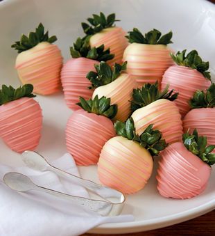 Chocolate-Dipped Strawberries for Her Pink Chocolate Strawberries, Doughnuts Wedding, Peach Chocolate, Coconut Hot Chocolate, Chocolate Covered Strawberry Recipe, Strawberry Treats, Blackberry Syrup, Strawberry Gifts, Chocolate Covered Fruit