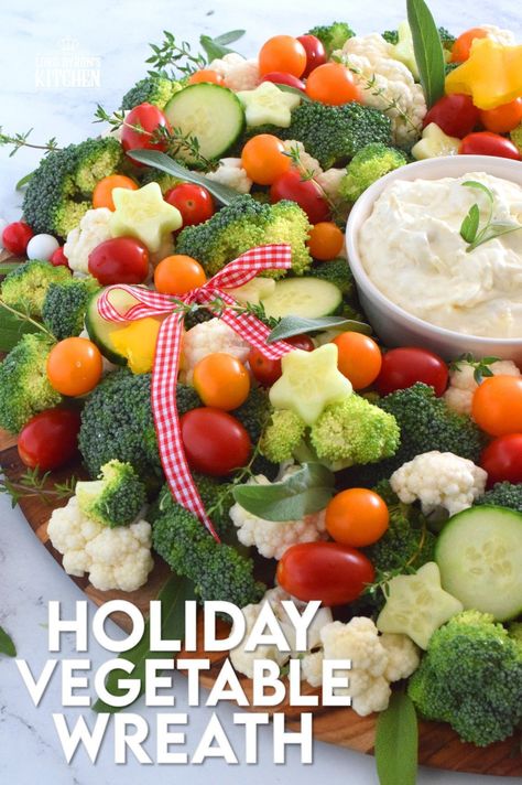 Fruit And Veggie Christmas Tree, Christmas Veggie Tray Ideas Vegetable Platters, Crudite Platter Ideas Christmas, Veggie Appetizers Christmas, Holiday Vegetable Tray, Veggie Tray Christmas, Veggie Platter Display, Veggie Wreath, Christmas Veggies