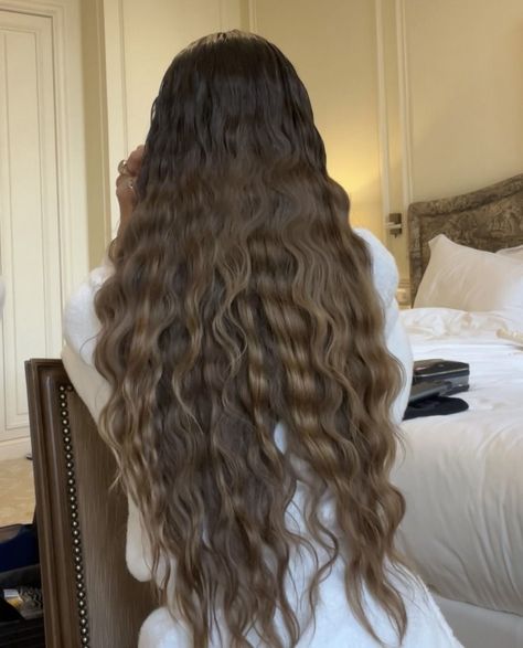 @aramonax Hair With Waves, Beachy Hairstyles, Waves Aesthetic, Mara Lafontan, Wavy Beach Hair, Hairstyle Long, Glam Aesthetic, Beachy Hair, Beachy Waves