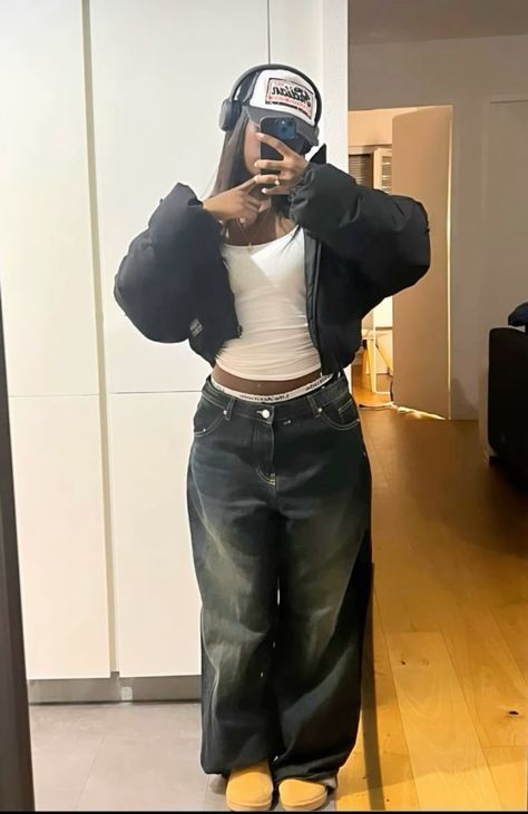 Brown Outfit Aesthetic Streetwear, Winter Outfits Streetstyle, Baddie Street Wear Outfits, Winter Outfits Black Women Street Styles, Streetwear Autumn Outfits, Asian Hip Hop Fashion, Boho Outfits For Winter, Baggy Fits Women Streetwear, Styling Timberlands