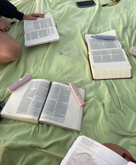 Family Bible Study Aesthetic, Vacation Bible School Aesthetic, Beach Bible Study With Friends, Sunset Bible Study, Bible Study Aesthetic With Black Friends, Girls Bible Study Aesthetic, Christian Friend Group Aesthetic, Bible Study Aesthetic With Friends Group, Bible Study Group Aesthetic