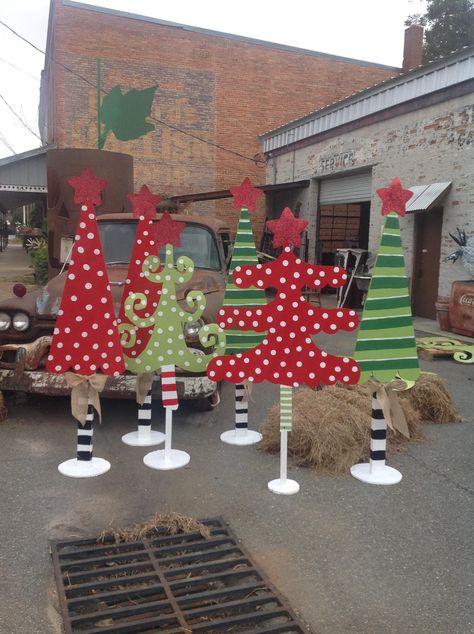 Christmas Festival Booth Ideas, Whoville Tree Diy, Whoville Christmas Decorations Diy, Santas Grotto, Christmas Whoville, Whoville Christmas Decorations, Grinch Ideas, Christmas Parade Floats, Trees Diy