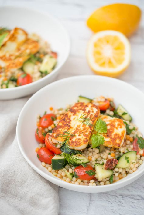 Halloumi Couscous, Halloumi Cheese Recipes, Pearl Couscous Recipes, Cheese Salad Recipes, Grilled Salad, Halloumi Cheese, Vegetarian Recipes Dinner Healthy, Halloumi Salad, Pearl Couscous