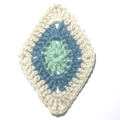 Diamond Shaped Granny Square, Crochet Diamond Pattern, Crochet Shapes, Crochet Diamond, Granny Square Häkelanleitung, Crochet Baby Cap, Crochet Eyes, Crochet Triangle, Motif Pattern