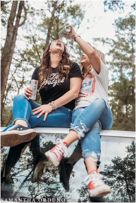 Bff Shoot, Fun Friend Pictures, Friend Shoot Ideas Photoshoot, Friend Birthday Photoshoot, Best Friends Pictures Ideas, Bestie Shoot Ideas, Funny Friend Photoshoot, Beer Best Friend Photoshoot, Beer Photoshoot Ideas