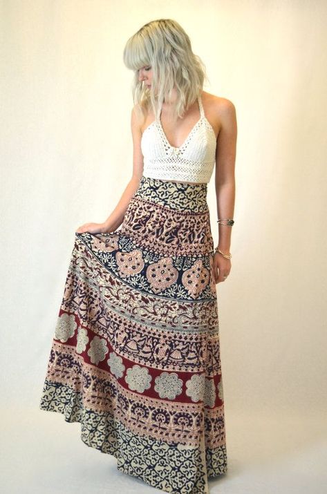 Found on Bing from www.pinterest.com Indian Skirts, Hippie Rock, Long Wrap Skirt, Ruffle Outfit, Indian Skirt, Hippie Skirts, Scarf Casual, Estilo Hippie, Fashion Weeks