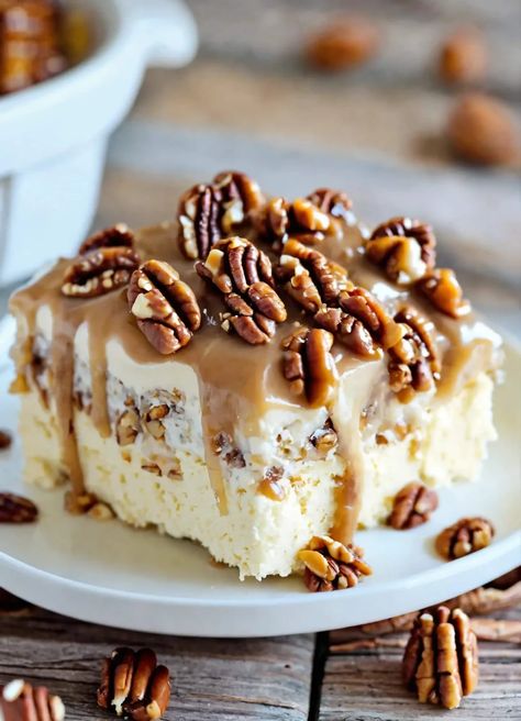 Butter Pecan Praline Poke Cake Recipe - Easy & Delicious Southern Praline Pecan Poke Cake, Butter Pecan Praline Poke Cake Easy, Butter Pecan Poke Cake Recipes, Butter Pecan Praline Poke Cake Recipe, Butter Pecan Praline Cake, Butter Pecan Poke Cake, Praline Pie Recipe, Polk Cakes, Praline Butter