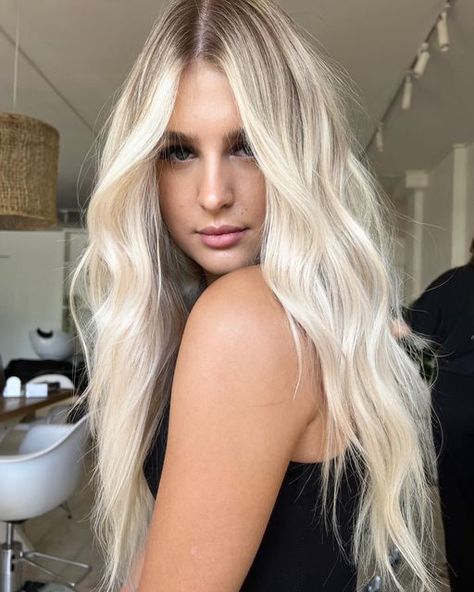 Solid Blonde Hair, Solid Blonde, Root Smudge, Blonde Hair With Roots, Bright Blonde Hair, Summer Blonde Hair, Highlights Lowlights, Blonde Roots, Bright Hair Colors