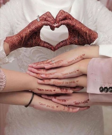 Mehndi Tags Ideas, Wedding Rasam Ideas, Mendhi Photoshoot Poses, Bride Sister Mehndi, Bride Sister Mehndi Design, Sister Mehndi, Mehndi Design For Bride, Best Friend Marriage, Bride Best Friend