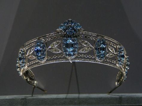 The aquamarine belle epoque tiara of Christian, Lady Hesketh, 1910. Featuring seven oval plaques of aquamarines, with hexagonal stone at the centre of each; linked by diamond laurel leaves and ropes of circular diamonds, enclosed in bands of diamonds top and bottom; and a plume of aquamarines over the central plaque. Sold by Sotheby's in 2007, raising CHF120,000. Myrtle Leaves, Film Instagram, Crowns And Tiaras, Tiaras Jewellery, Royal Crowns, Beautiful Tiaras, Royal Tiaras, Headpiece Jewelry, Diamond Tiara