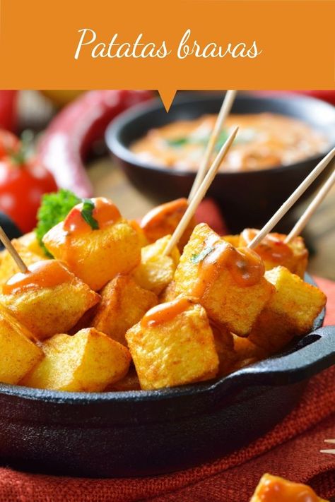 Les patatas bravas font partie des tapas incontournables à déguster lors d’un périple en Espagne ! Cereal