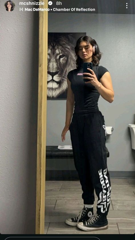 Gym Fits Midsize, Gym Mommy Aesthetic, Calisthenics Body Women, Muscular Woman Fashion, Goth Muscle Mommy, Women Physique Inspiration, Physically Strong Women, Toned Body Aesthetics Women, Gym Manifestation