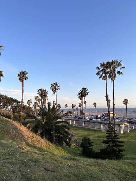 Santa Monica beach Santa Monica Aesthetic, Santa Monica Mountains, La Life, Green Santa, Cali Life, Santa Monica Beach, Beach Lifestyle, Perfect Itinerary, California Dreaming