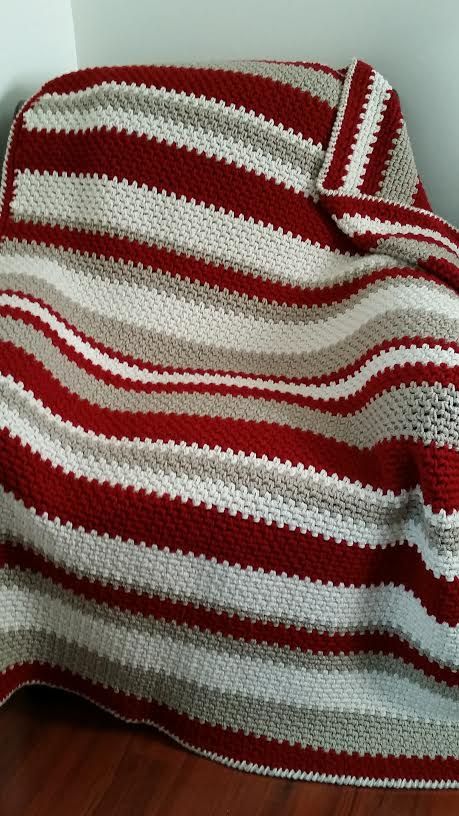 Burgundy, tan and cream crocheted Blanket (SC+Chain, repeat) Red Crochet Blanket Ideas, Red And White Crochet Blanket, Red Crochet Blanket, Crochet Blanket Red, Crochet Rocks, Crochet Bedsheets, Crochet Blanket Colors, Christmas Crochet Blanket, Circular Designs