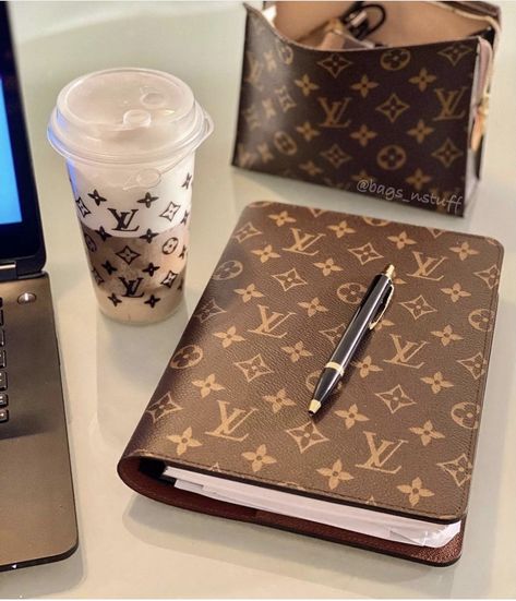 Louis Vuitton Planner, Estilo Kim Kardashian, Louis Vuitton Agenda, Life Vision, Chanel Backpack, Replica Designer Handbags, Taking Notes, Chanel Purse, Dior Handbags