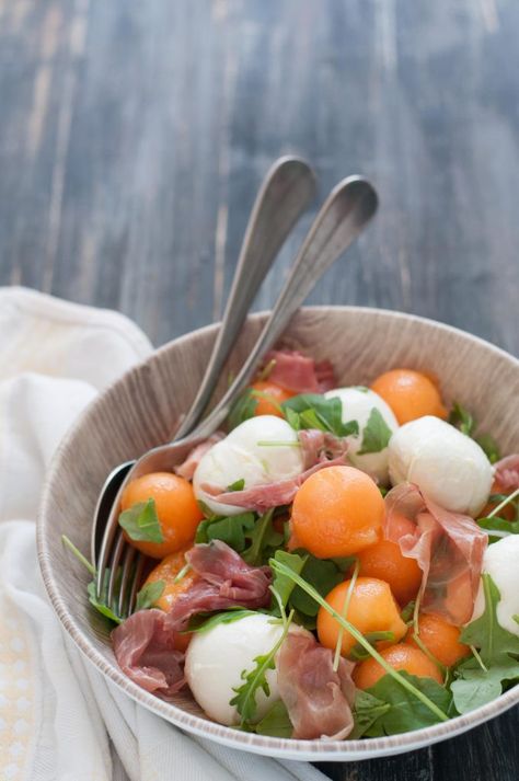 Insalata prosciutto e melone - La cucina di zia Ale Finger Food, Finger Foods, Cobb Salad, Mozzarella, Ramen, Salad, Dessert, Fruit, Ethnic Recipes