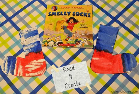 Great kids crafts are often based on kids books - this is a great Robert Munsch Book Activity for Smelly Socks. Robert Munsch Crafts Preschool, Robert Munsch Crafts, Robert Munsch Activities Preschool, Jello Lip Gloss, Preschool Clothes, Diy Jello, Robert Munsch Books, Smelly Socks, Clothes Study