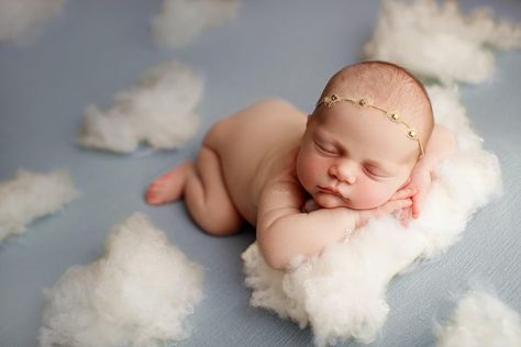 Newborn Photography Cloud Theme, Newborn Cloud Photography, Ideas For Newborn Photoshoot, Baby Photography Poses, Diy Newborn Photography, Cute Clouds, Newborn Photography Tips, Baby Milestones Pictures, Foto Newborn