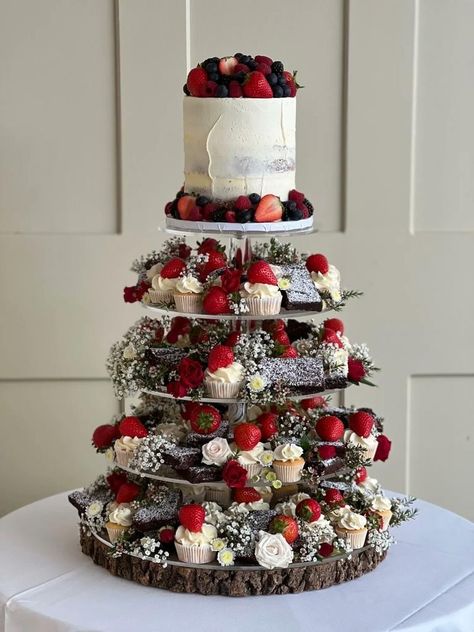 Cake Stand For Wedding Cakes, Wedding Cake With Desserts, Vegan Wedding Cupcakes, Wedding Cake Tower Ideas, Wedding Tower Cake, Cute Wedding Dessert Ideas, Brownie Tower Wedding Cake, Cupcake Cake Tower, Wedding Cake And Brownies