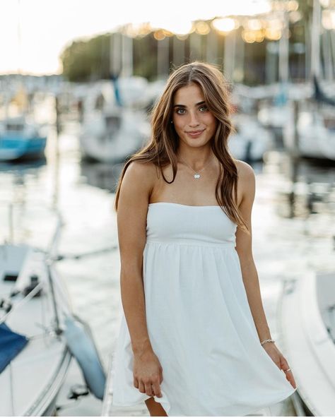 Senior Picture Ideas Boat Dock, Boat Photos, Senior Photography Poses, Lake Dock, Senior Picture Ideas, Coastal Granddaughter, Pics Inspo, Beach Pics, Sorority Recruitment