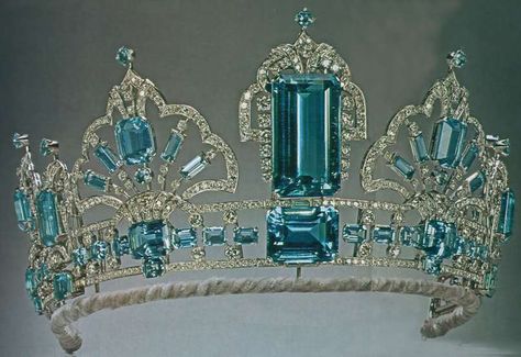 Aquamarine Tiara belonging to Queen Elizabeth II...maybe I'll wear this for my 40th birthday :) Aquamarine Tiara, Royal Crowns, Royal Tiaras, Family Jewels, Royal Jewels, Royal Jewelry, Crown Royal, Crown Jewels, Tiaras And Crowns