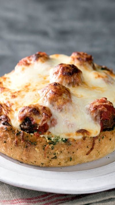 Get this: a garlic bread bowl... with spaghetti... Did we just break your brain, bro? Garlic Bread Bowl, Pasta Bread Bowl, Bread Boats, Bread Bowl Recipe, Pizza Bowl, Bread Bowl, Bread Bowls, Spaghetti And Meatballs, Spaghetti Recipes