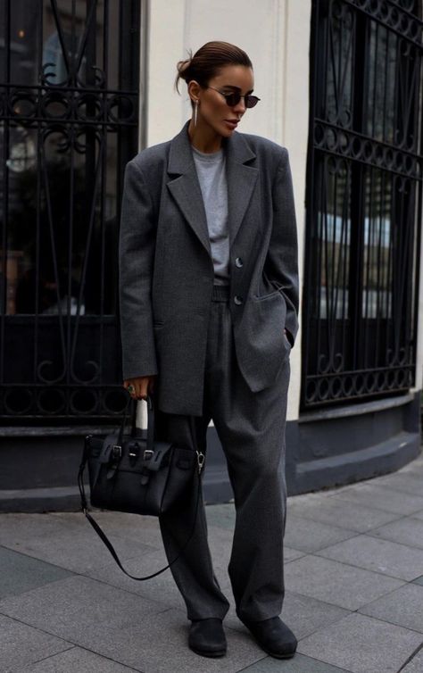 Charcoal Blazer, Minimal Chic Style, Minimal Street Style, Transition Outfits, Monochrome Fashion, Grey Outfit, Minimal Chic, Celebrity Outfits, Mode Fashion