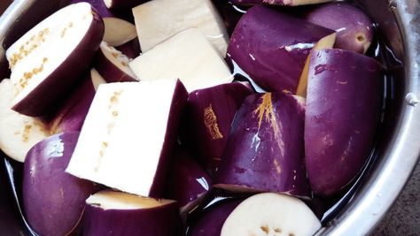 Can Chickens Eat Raw Eggplant? - What You Need To Know! Benefits Of Eggplant, The Egg Plant Chicken Coop, Freeze Eggplant Raw, How To Tell If Eggplant Is Ripe, Chicken Store, Nightshade Plant, Eggplant Varieties, Chicken Eating, Backyard Chicken Farming