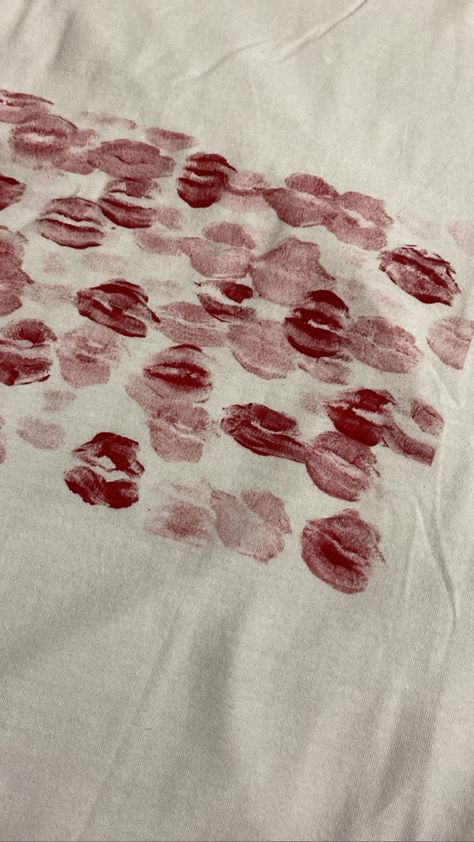 Lipstick Shirt Aesthetic, Diy Tshirt Drawing Ideas, Kiss Mark Shirt, Kisses Tshirt Boyfriend, Kisses Shirt For Boyfriend, Kiss Tshirt Diy For Boyfriend, Kisses Tshirt, Lipstick Shirt