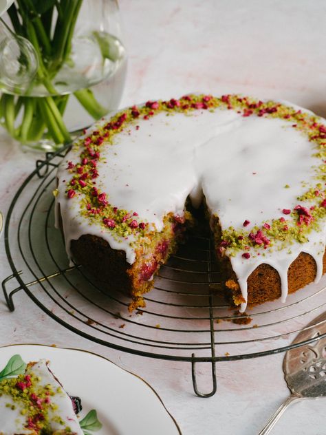 Rose Pistachio Cake, Rose Cake Recipe, Rose Pistachio, Pistachio Cake Recipe, Pistachio Raspberry, Raspberry Rose, Fruit Cake Christmas, Pistachio Cake, Gateaux Cake