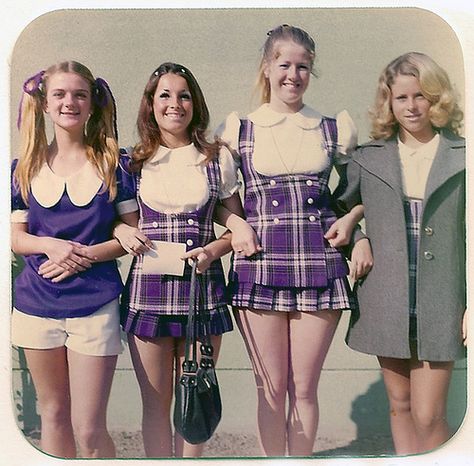 Pep Squad Girls, 1971-72 Pep Squad, 60s Fashion Vintage, 70s Photos, Fashion 1970s, Cheerleader Costume, Skirt Trends, Famous Girls, 1970s Fashion, 1960s Fashion