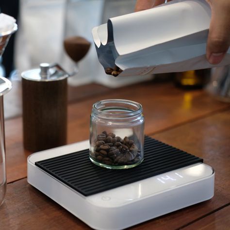 Ways To Make Coffee, Brewing Coffee, Coffee Scale, Minimalist Coffee, Digital Scale, Cup Of Coffee, Coffee Brewing, Black Coffee, Coffee Drinks