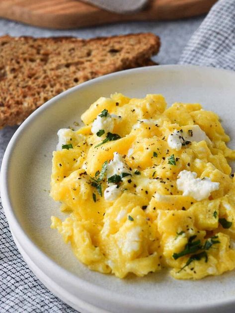 These creamy Goat Cheese Scrambled Eggs (ch Cheese Scrambled Eggs, Scrambled Eggs With Cheese, Jam Toast, Fluffy Scrambled Eggs, Brunch Eggs, Stuffing Casserole, Cheese Tasting, Coleslaw Recipe, Atkins Diet