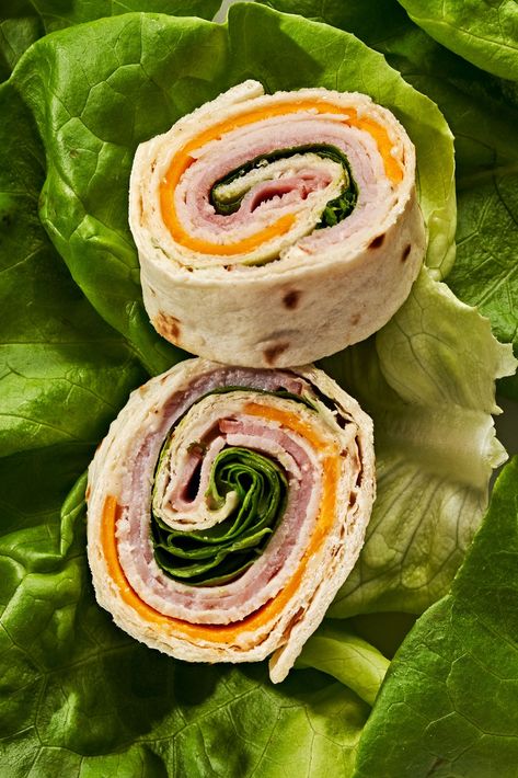 Delish Pinwheel Sandwich Recipes, Beach Day Food, Sandwich Drawing, Pinwheel Sandwiches, Beach Snacks, Cold Sandwiches, Pinwheel Recipes, Easy Eat, Beach Meals