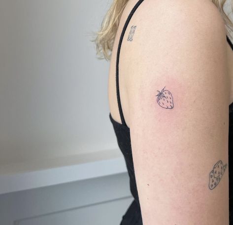 Strawberry Minimalist Tattoo, Munich Tattoo, Dainty Tattoo Designs, Unforgettable Tattoo, Tattoo Designs Drawings, Dainty Tattoo, Strawberry Tattoo, Simple Arm Tattoos, Jewel Tattoo