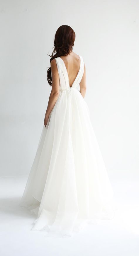 Leanne Marshall Spring 2019 Bridal Collection #flowyweddingdresses #voluminousweddinggowns #2019weddingdresstrends #2019bridalcollections Plunge Wedding Dress, Floaty Wedding Dress, Cc Dress, Wedding Photography Album Design, Minimal Wedding Dress, Cowgirl Wedding, Leanne Marshall, Gown Pictures, Vintage Wedding Photography