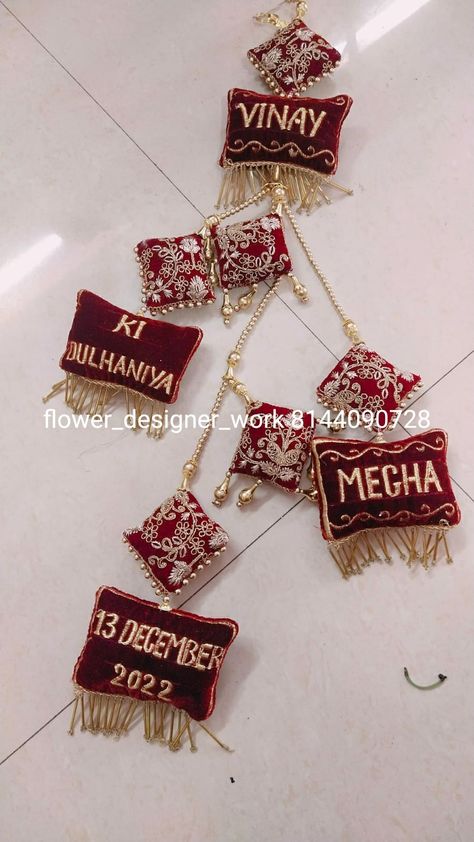 Ladkiwale Brooch Ideas, Jewellery Hack, Mrg Decoration, Latkan Ideas, Dholki Ideas, Engagement Platter, Bride And Bridesmaid Pictures, Haldi Ceremony Decorations, Beautiful Simple Mehndi Design