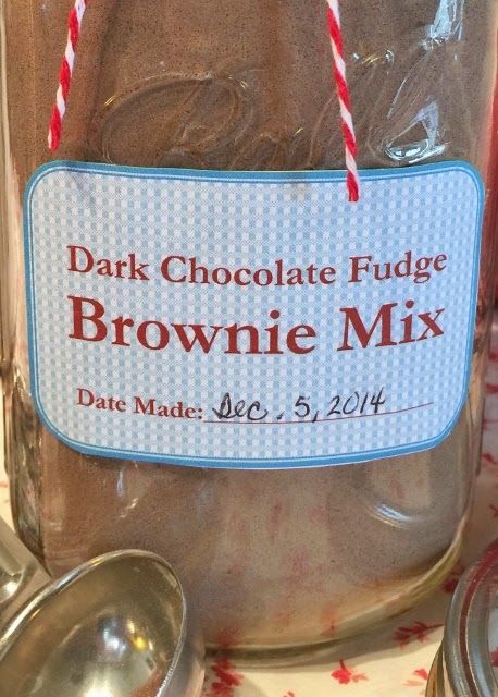 DARK CHOCOLATE FUDGE BROWNIE MIX: The frugal farm girl's DIY ready-made mix series. | Farm Girl Inspirations Brownie Mix In A Jar Recipe, Jar Cookie Recipes, Homemade Fudge Brownies, Mason Jar Cookie Recipes, Sugar Free Foods, Mason Jar Cookie, Brownies In A Jar, Stocking Diy, Mixes In A Jar