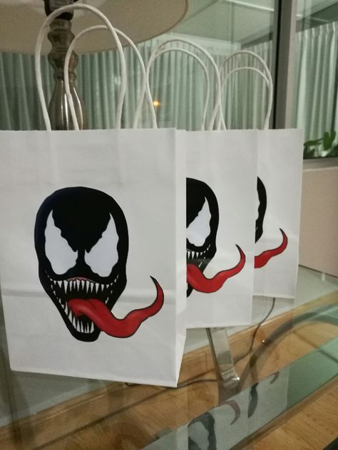 Venom Spiderman Party, Spiderman And Venom Birthday Party, Venom Themed Birthday Party, Spiderman Venom Birthday Party, Venom Birthday Party Ideas Decorations, Venom Party Decorations, Venom Party Ideas, Venom Party Ideas Kids, Venom Birthday Party Ideas