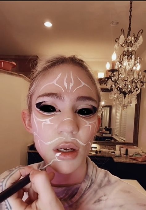 Grimes Costume, Grimes Halloween Costume, Grimes Makeup, Alien Makeup Halloween, Alien Halloween Makeup, Haunted House Makeup, Scary Alien, Alien Makeup, Alien Halloween