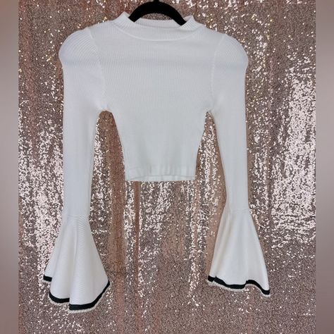 White/black crop top, with flare arms with pearls on sleeves Fitted Crop Top, Workout Crop Top, Black Crop Top, Black Crop, Black Crop Tops, Nice Tops, Black Fashion, White Black, White And Black