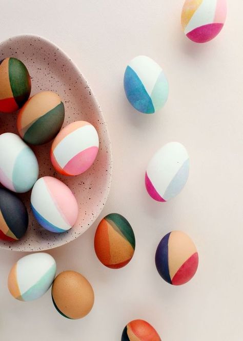 Ostereier bemalen – die schönsten Ideen – lovelymine – Dein Interior Blog voller Inspirationen Modern Easter Egg, Modern Easter, Painted Eggs, Easter Egg Dye, Easter Egg Designs, Easter Eggs Diy, Easter Inspiration, Egg Crafts, Coloring Eggs