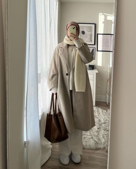 aynur on Instagram: “ben geldim 👋🏼🐨” Hijabi Winter Outfits, Modest Winter Outfits, Winter Coat Outfits, Estilo Hijab, Hijabi Fits, Mode Hijabi, Muslimah Outfit, Outfits Hijab, Modest Outfit