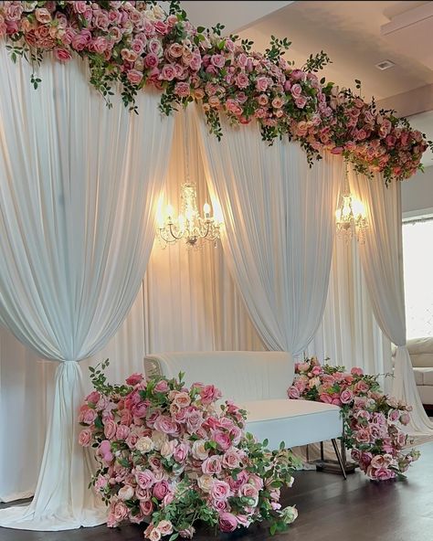 Wedding Booth, Bridgerton Theme, Pelamin Nikah, Nikah Decor, Mehendi Decor Ideas, Pink Quince, Reception Backdrop, Flower Walls, Bridal Expo