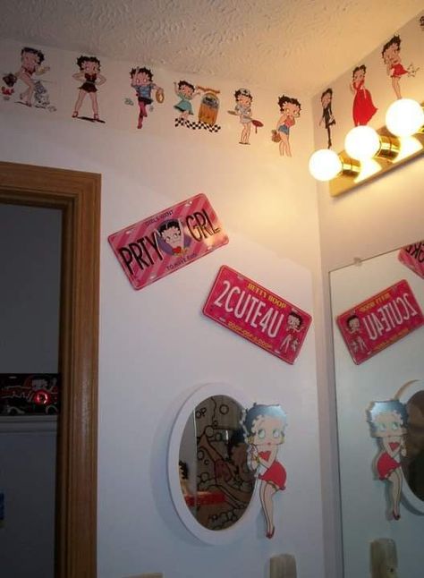 Betty Boop Bathroom, Betty Boop Room Decor, Marilyn Monroe Bedroom, Retro Room Ideas, Book Bedroom, Feminine Room, Girly Apartments, Moody Interiors, Betty Boop Art