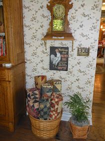 Betsy Ross Baskets and Quilts: Another Tour .... Longaberger Basket Ideas, Basket Decor Ideas, Decorate With Baskets, Longaberger Baskets, Quilt Display, Betsy Ross, Quilts Decor, Quilt Storage, Scrap Quilt Patterns