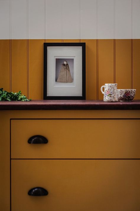 Two toned color scheme using India Yellow by Farrow and Ball with British Standard Cupboards, Toni Halliday, Rachel Aspland | Remodelista Toni Halliday, Mustard Kitchen, Home Accessories Uk, Yellow Kitchen Designs, Kitchen Color Yellow, Buffet Kitchen, Commercial Style Kitchen, Farmhouse Cabinet, Kitchen Yellow